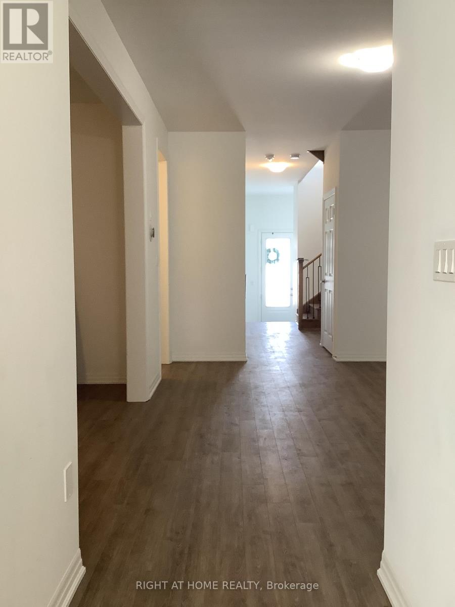 Upper - 14 Connell Drive, Georgina, Ontario  L4P 0J4 - Photo 5 - N12788698