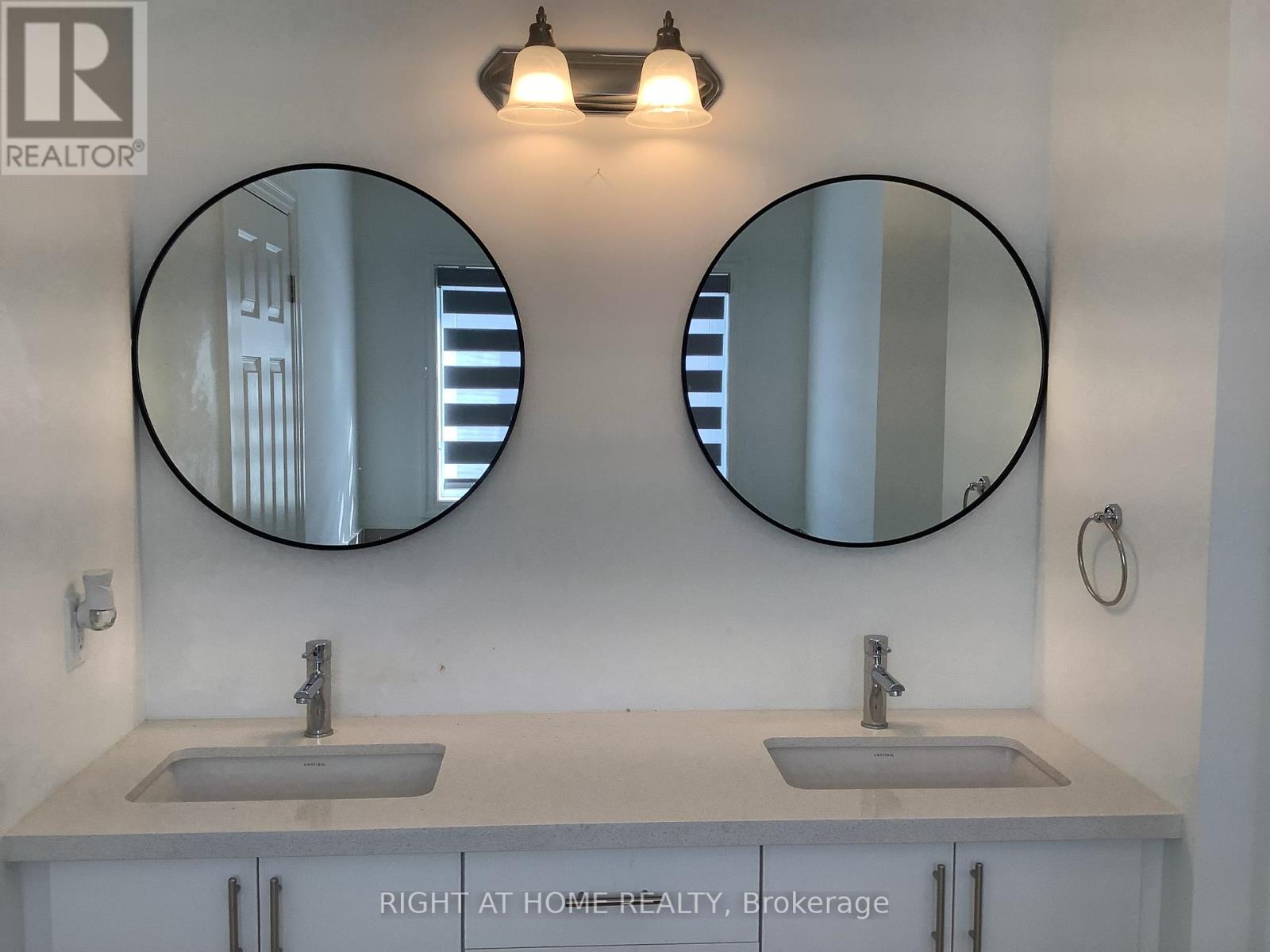 Upper - 14 Connell Drive, Georgina, Ontario  L4P 0J4 - Photo 15 - N12788698