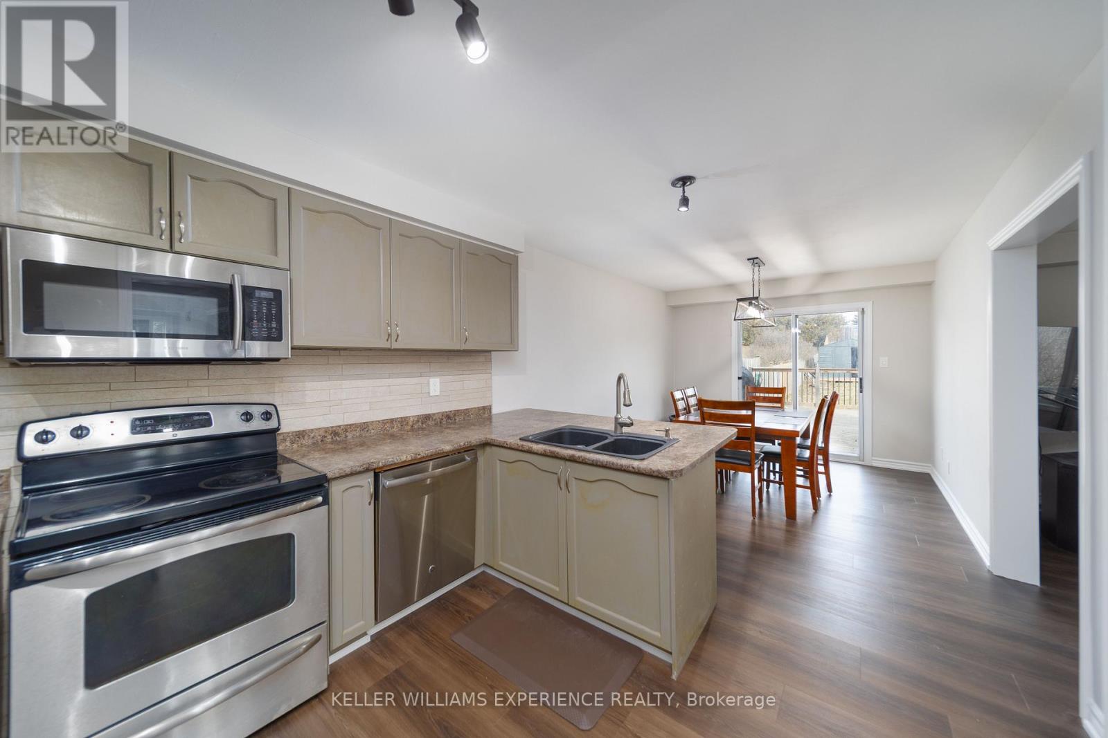 599 Walpole Crescent, Newmarket (Stonehaven-Wyndham), Ontario  L3X 2B5 - Photo 10 - N12925378