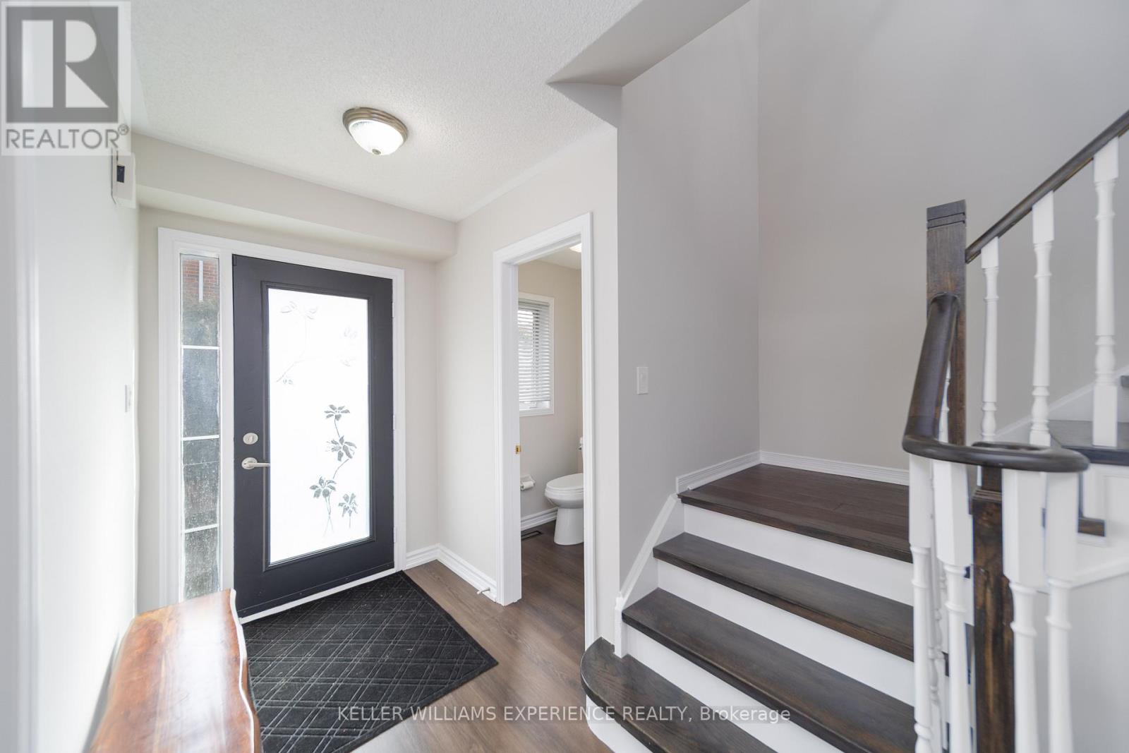 599 Walpole Crescent, Newmarket (Stonehaven-Wyndham), Ontario  L3X 2B5 - Photo 3 - N12925378