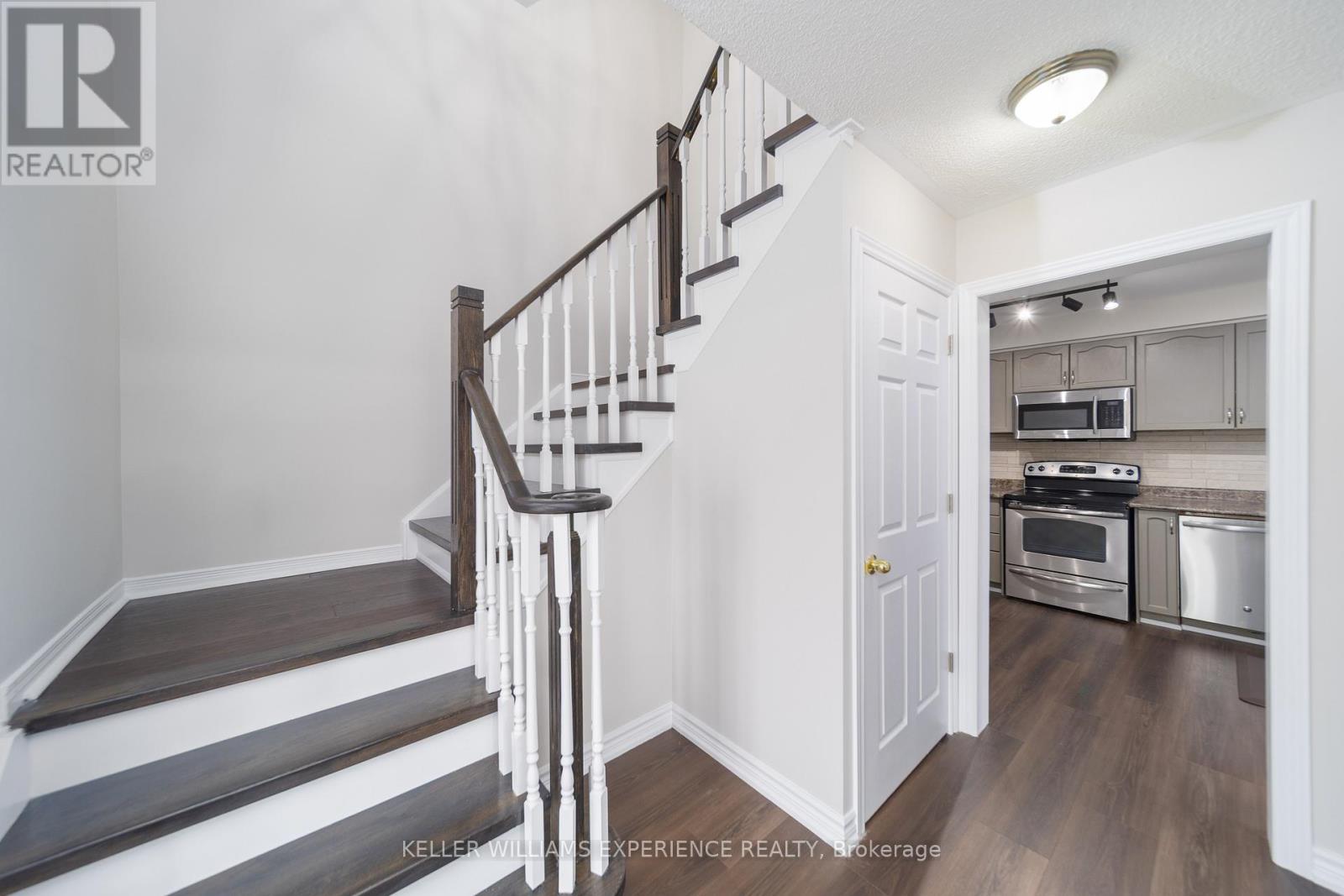 599 Walpole Crescent, Newmarket (Stonehaven-Wyndham), Ontario  L3X 2B5 - Photo 4 - N12925378