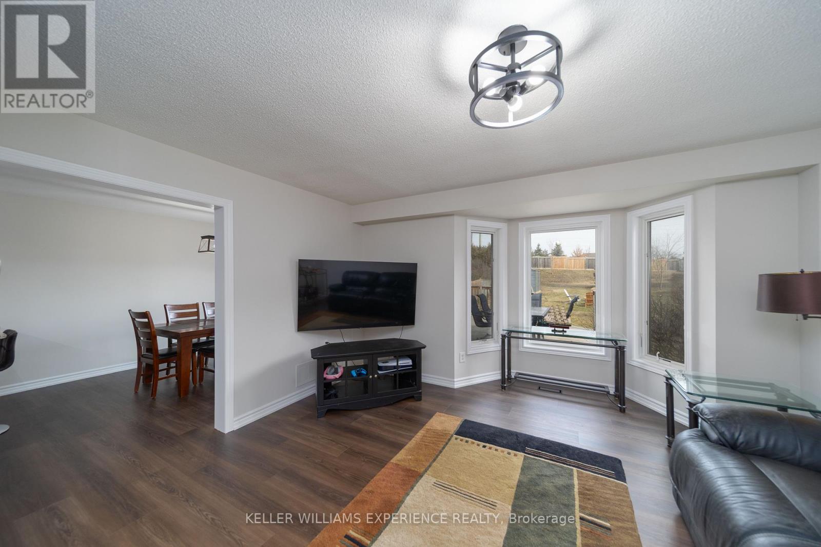 599 Walpole Crescent, Newmarket (Stonehaven-Wyndham), Ontario  L3X 2B5 - Photo 5 - N12925378