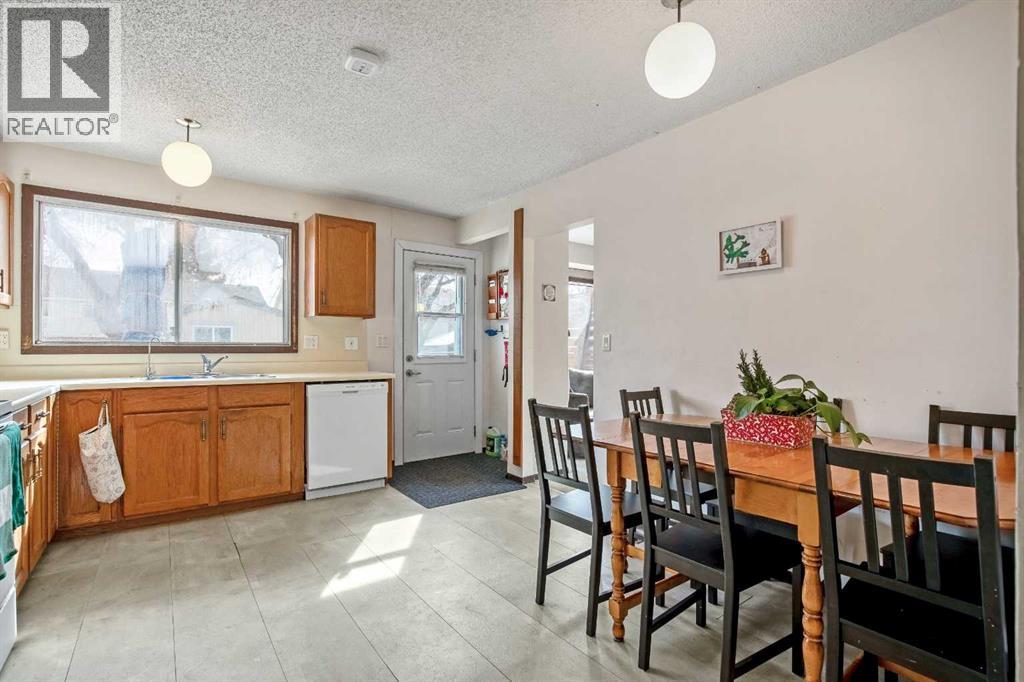 427 Queen Anne Way Se, Calgary, Alberta T2J 4R8 - Photo 10 - A2292763