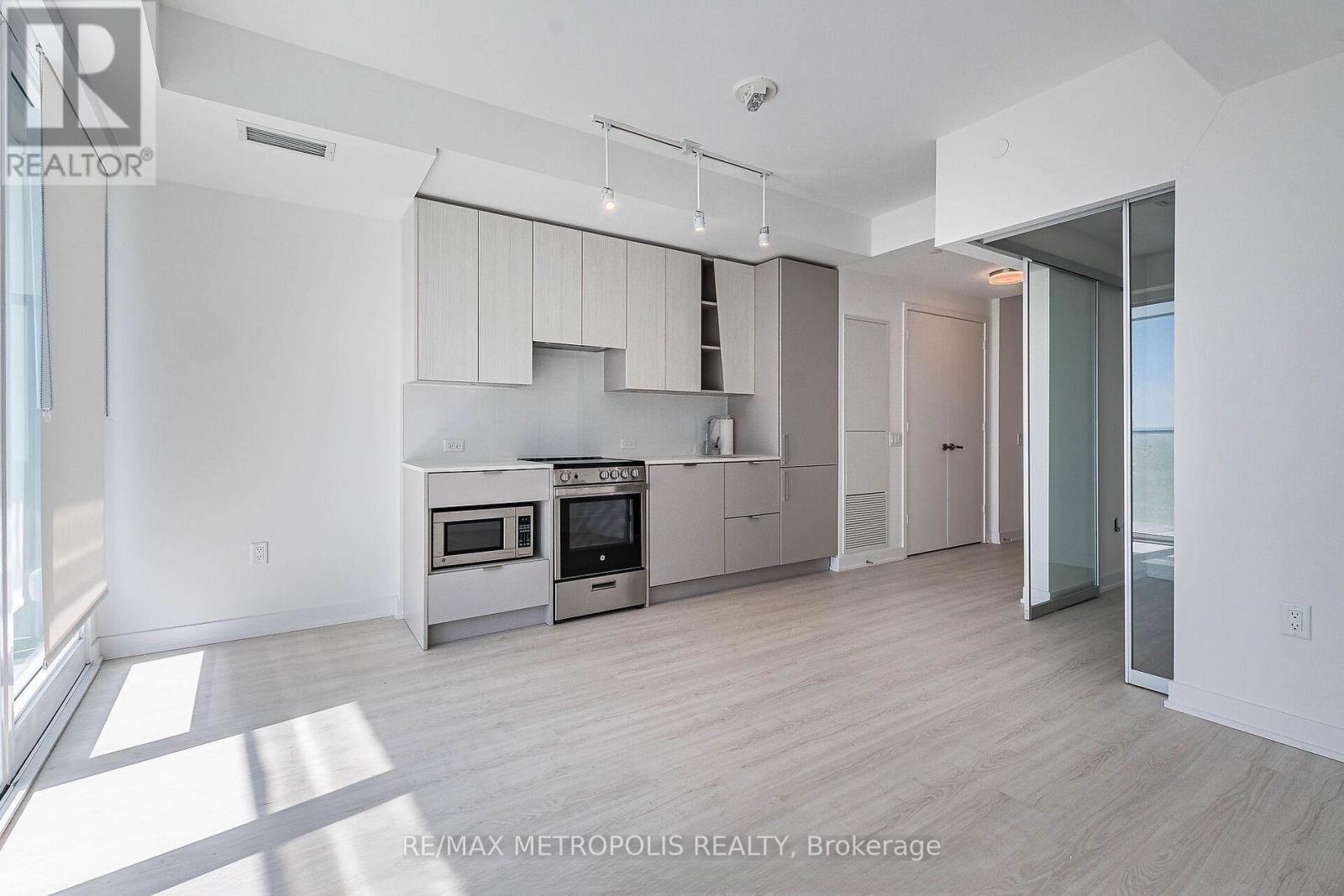 3807 - 3883 Quartz Road, Mississauga (City Centre), Ontario  L5B 0M4 - Photo 6 - W12928804