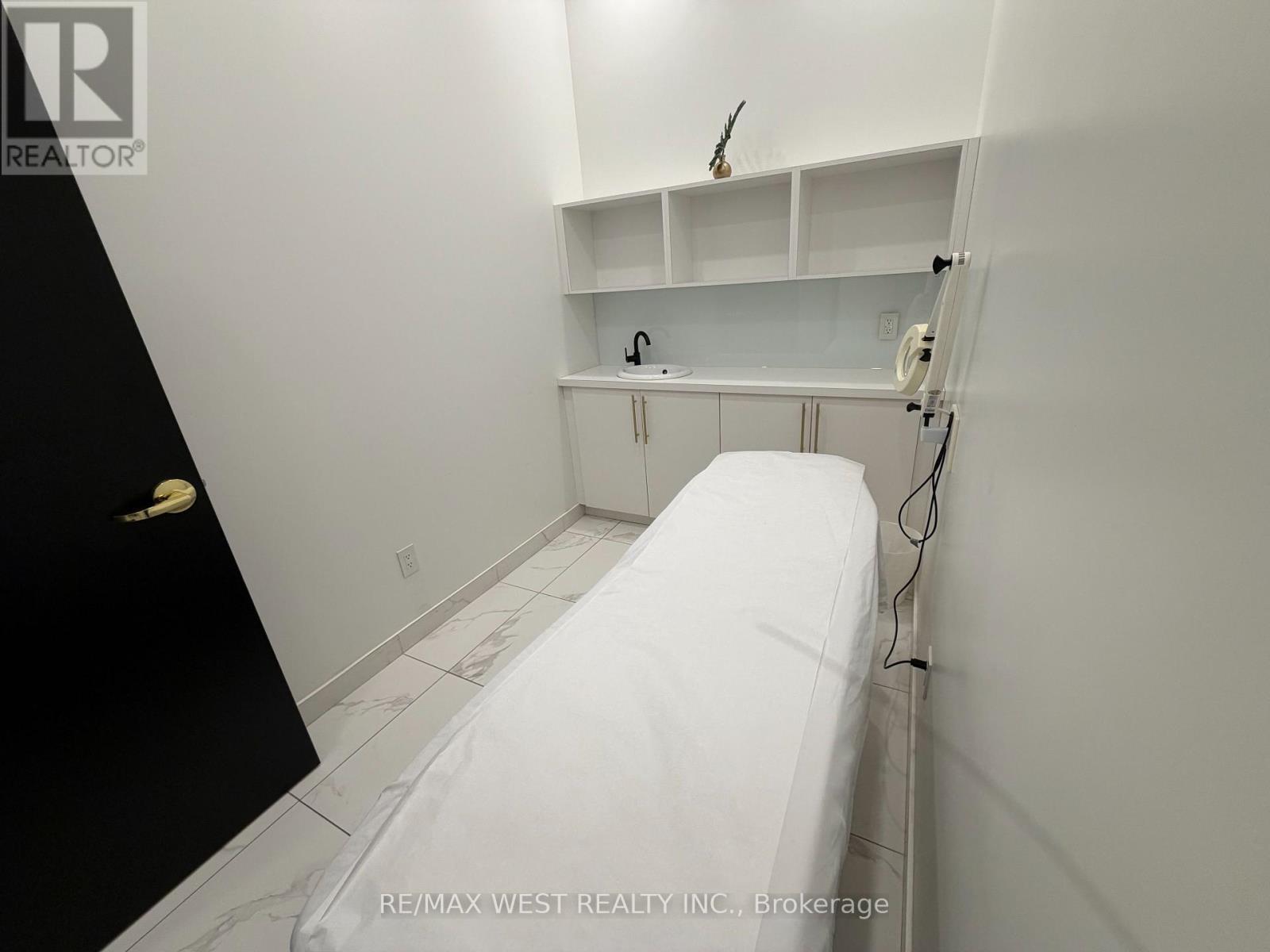 4 Rm#2 - 5027 Hurontario Street, Mississauga (Hurontario), Ontario  L4Z 3X6 - Photo 2 - W12928832