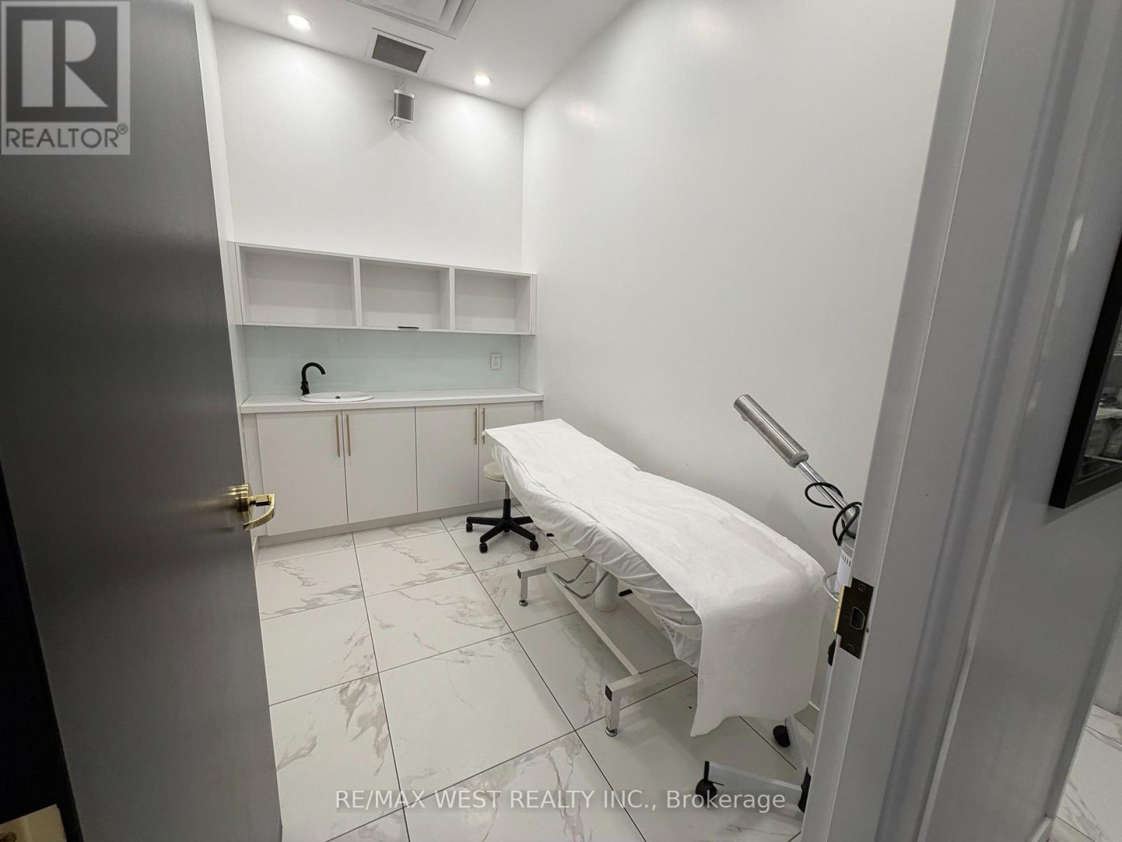 4 Rm#2 - 5027 Hurontario Street, Mississauga (Hurontario), Ontario  L4Z 3X6 - Photo 6 - W12928832