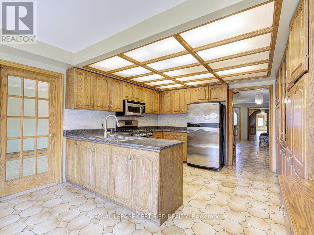 4261 Capilano Court, Mississauga, Ontario  L4W 4H9 - Photo 17 - W12928854