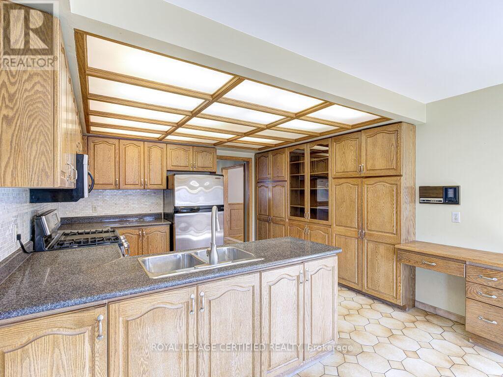 4261 Capilano Court, Mississauga, Ontario  L4W 4H9 - Photo 18 - W12928854