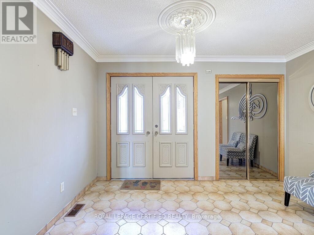 4261 Capilano Court, Mississauga, Ontario  L4W 4H9 - Photo 2 - W12928854