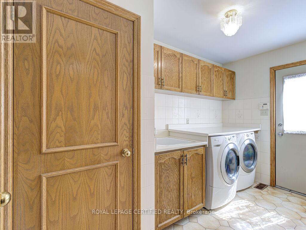 4261 Capilano Court, Mississauga, Ontario  L4W 4H9 - Photo 21 - W12928854