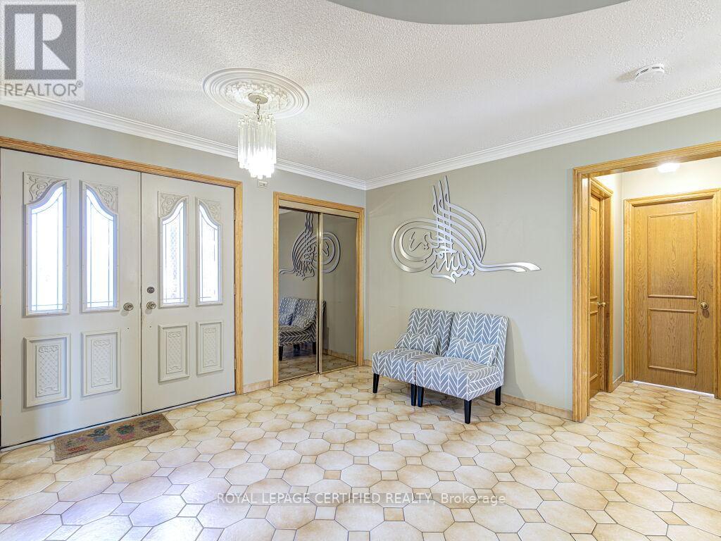 4261 Capilano Court, Mississauga, Ontario  L4W 4H9 - Photo 3 - W12928854