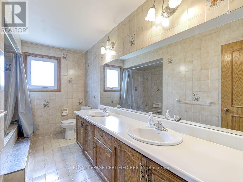 4261 Capilano Court, Mississauga, Ontario  L4W 4H9 - Photo 36 - W12928854