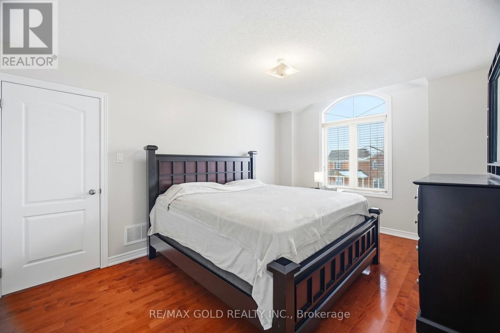 27 Drummondville Drive, Brampton, Ontario  L6P 3S5 - Photo 19 - W12928884