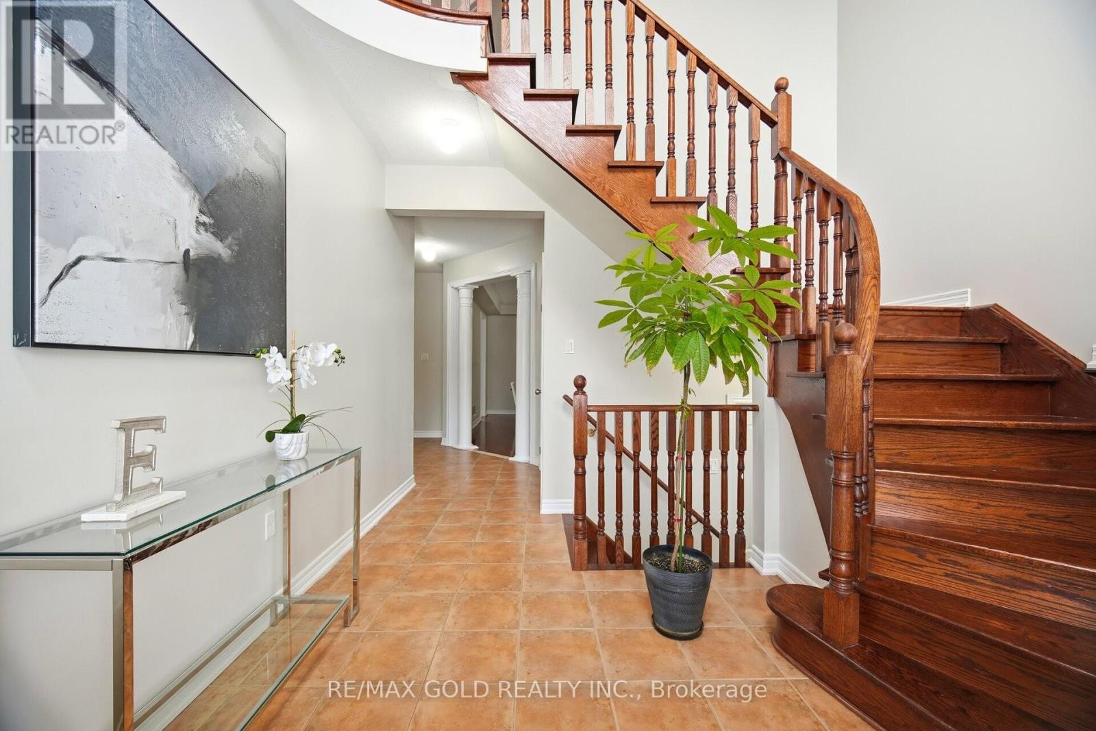 27 Drummondville Drive, Brampton, Ontario  L6P 3S5 - Photo 3 - W12928884