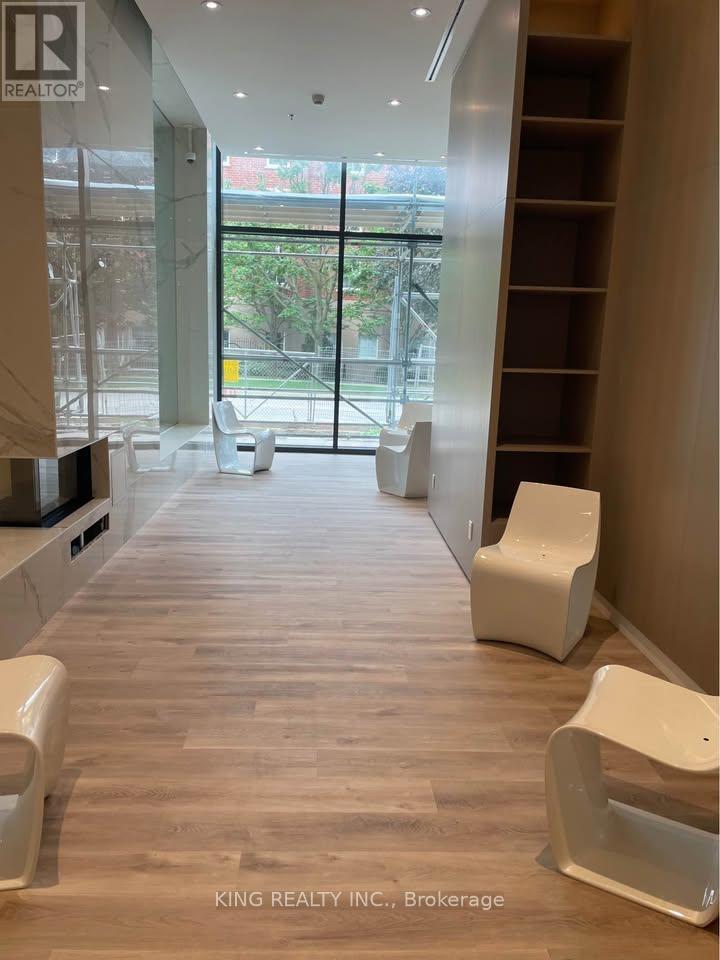 207 - 370 Martha Street, Burlington, Ontario  L7R 2P7 - Photo 3 - W12928940