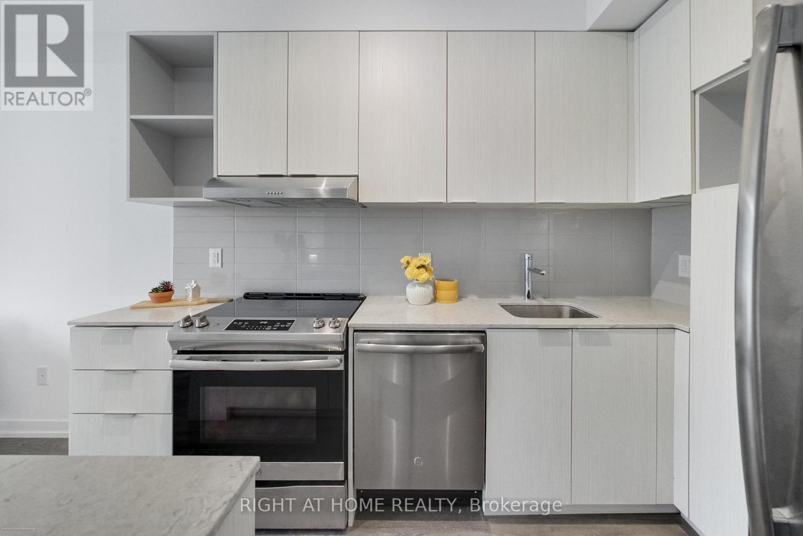 1602 - 2520 Eglinton Avenue W, Mississauga (Central Erin Mills), Ontario  L5M 0Y4 - Photo 3 - W12928952