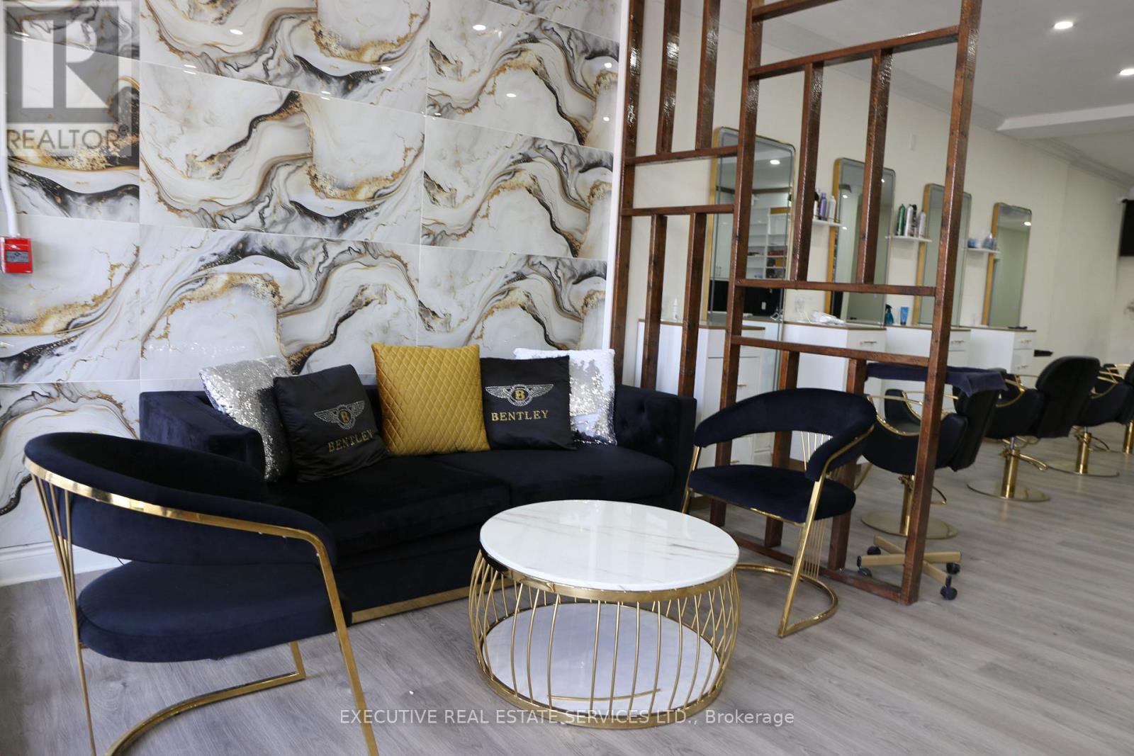 328 Kerr Street, Oakville, Ontario  L6K 3B5 - Photo 5 - W12929006