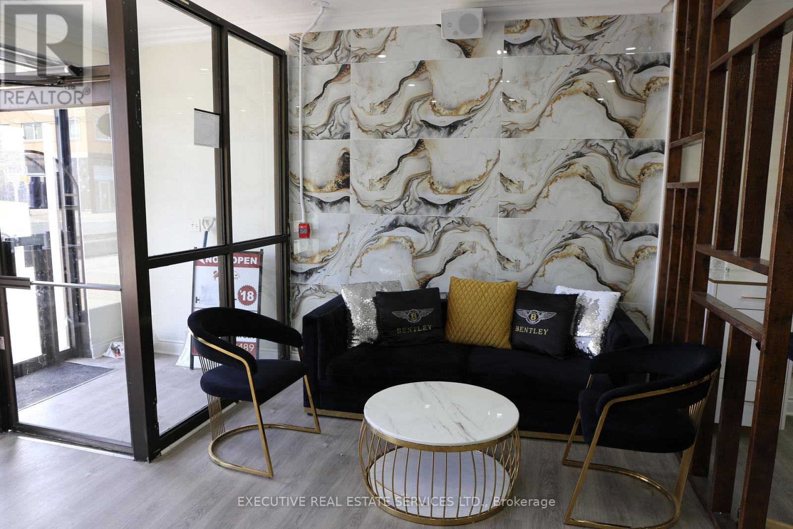 328 Kerr Street, Oakville, Ontario  L6K 3B5 - Photo 6 - W12929006