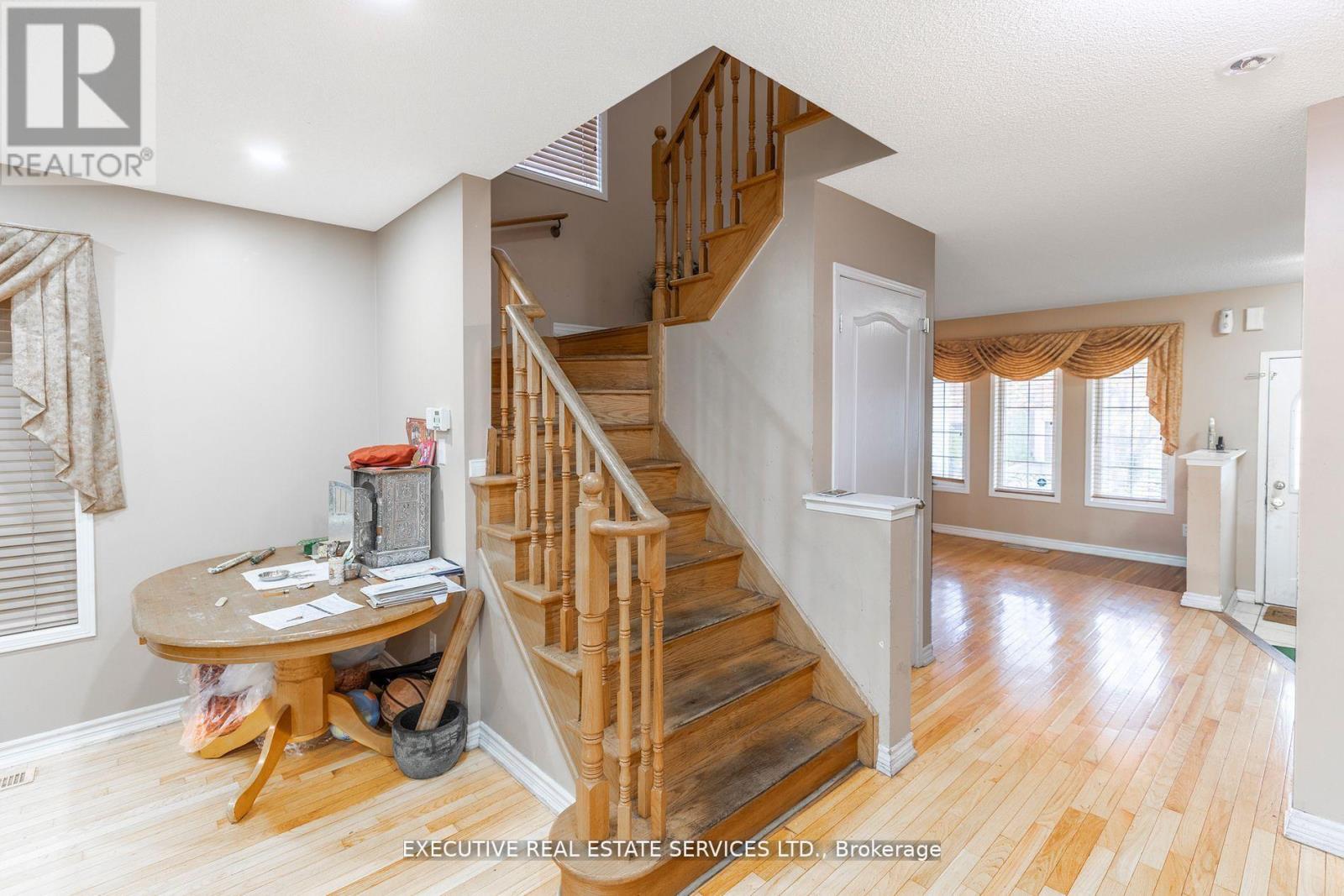 16 Sandway Drive, Brampton (Fletcher's Meadow), Ontario  L7A 2T9 - Photo 10 - W12929016