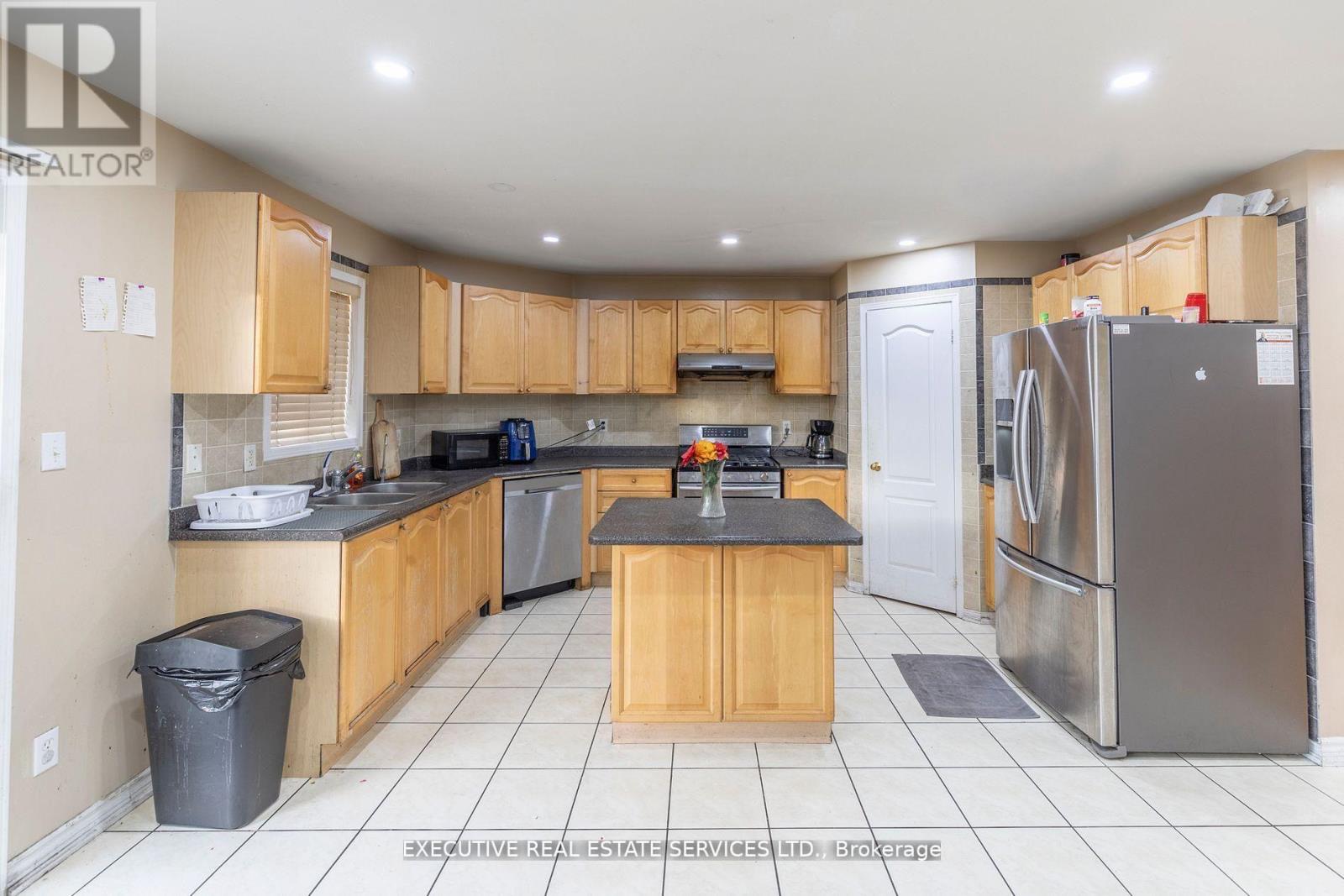 16 Sandway Drive, Brampton (Fletcher's Meadow), Ontario  L7A 2T9 - Photo 17 - W12929016