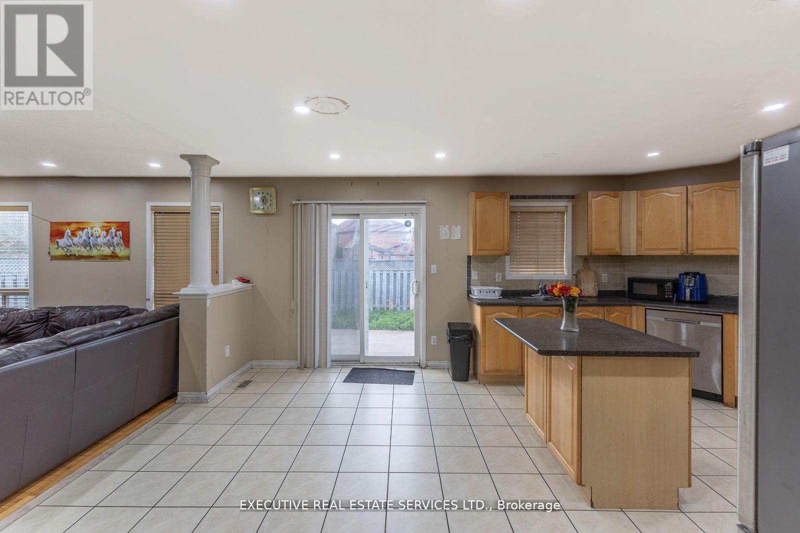 16 Sandway Drive, Brampton (Fletcher's Meadow), Ontario  L7A 2T9 - Photo 22 - W12929016