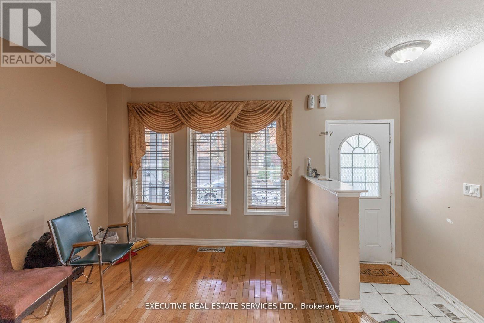 16 Sandway Drive, Brampton (Fletcher's Meadow), Ontario  L7A 2T9 - Photo 23 - W12929016