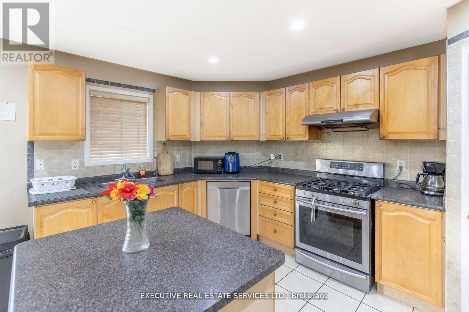 16 Sandway Drive, Brampton (Fletcher's Meadow), Ontario  L7A 2T9 - Photo 29 - W12929016