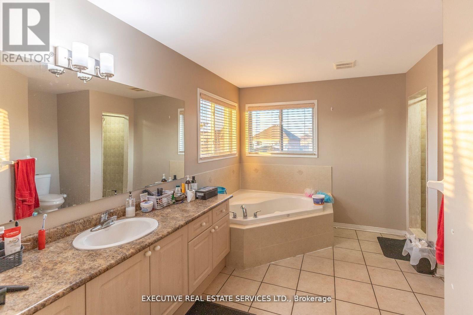 16 Sandway Drive, Brampton (Fletcher's Meadow), Ontario  L7A 2T9 - Photo 37 - W12929016