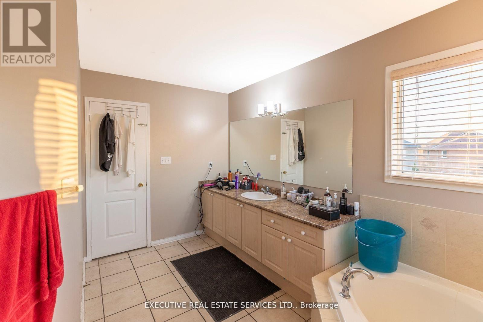 16 Sandway Drive, Brampton (Fletcher's Meadow), Ontario  L7A 2T9 - Photo 45 - W12929016