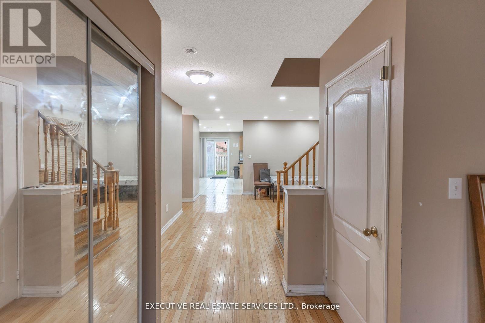 16 Sandway Drive, Brampton (Fletcher's Meadow), Ontario  L7A 2T9 - Photo 7 - W12929016