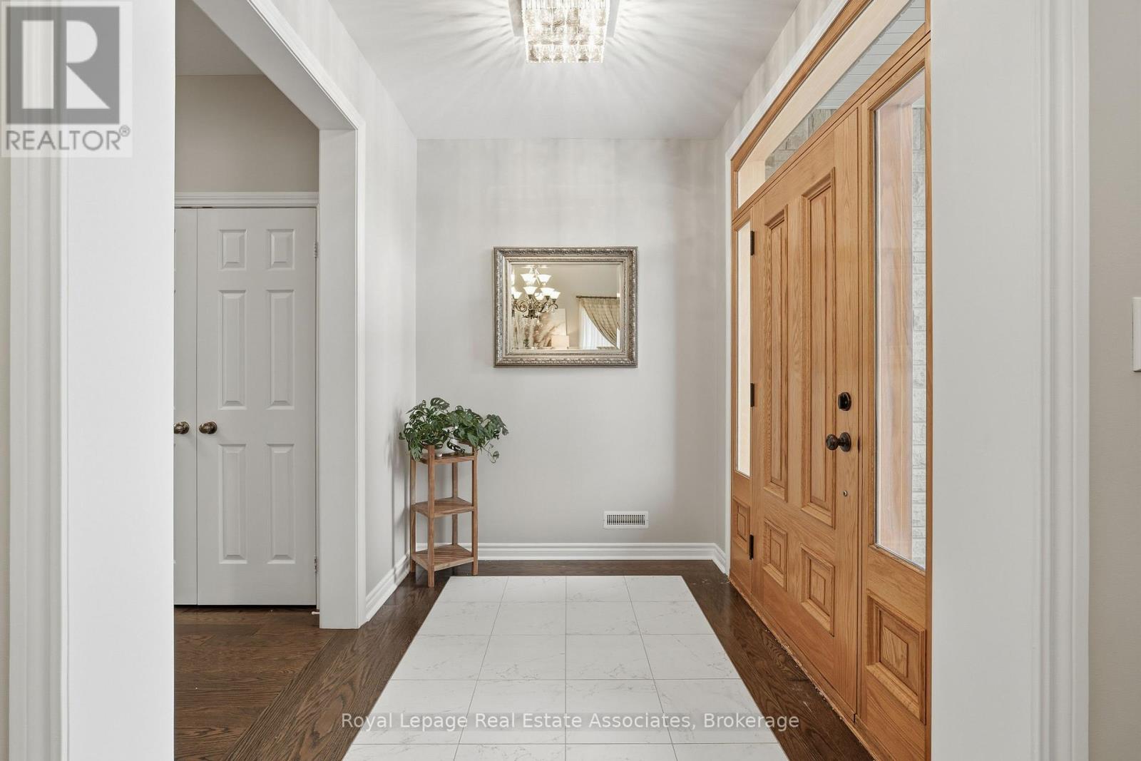 290 Eaton Street, Halton Hills, Ontario  L7G 6N8 - Photo 5 - W12929044