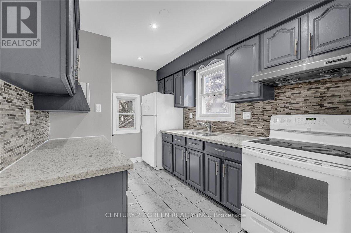 32 Beech Street, Brampton, Ontario L6V 1V1 - Photo 12 - W12929048