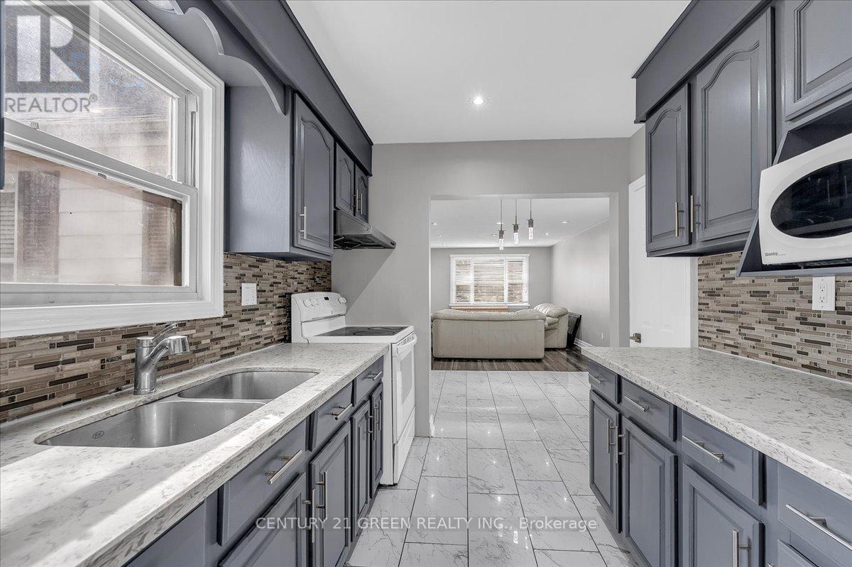 32 Beech Street, Brampton, Ontario L6V 1V1 - Photo 13 - W12929048