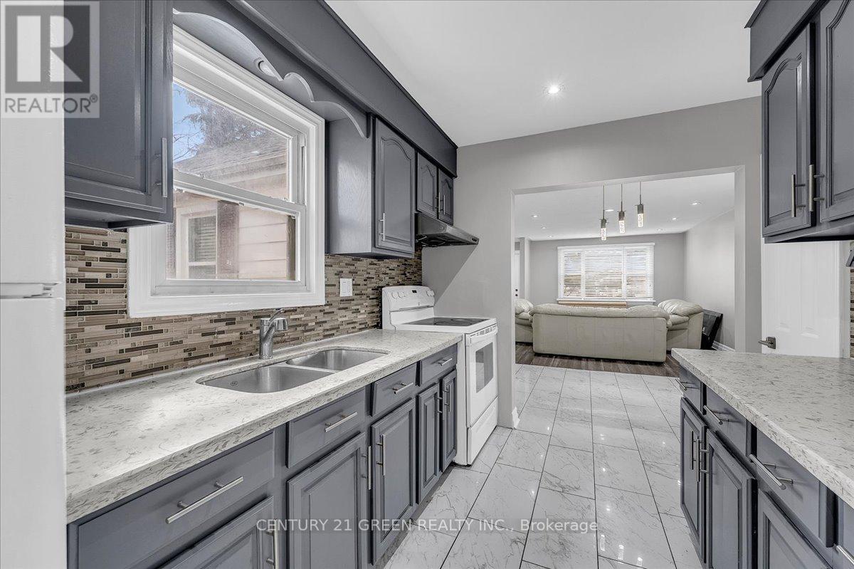 32 Beech Street, Brampton, Ontario L6V 1V1 - Photo 14 - W12929048