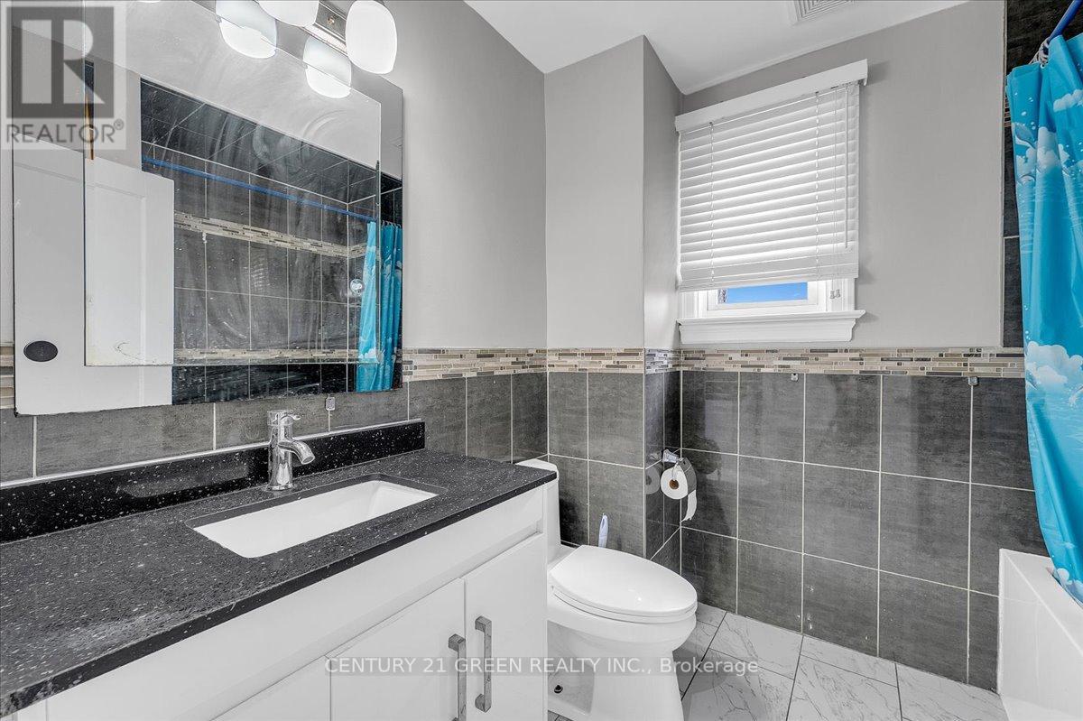 32 Beech Street, Brampton, Ontario L6V 1V1 - Photo 15 - W12929048