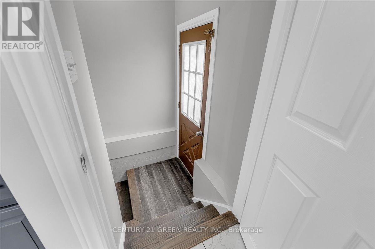 32 Beech Street, Brampton, Ontario L6V 1V1 - Photo 25 - W12929048