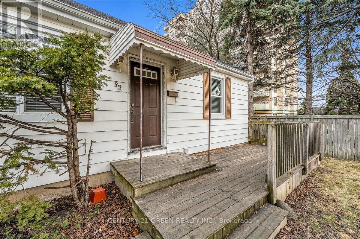 32 Beech Street, Brampton, Ontario L6V 1V1 - Photo 3 - W12929048