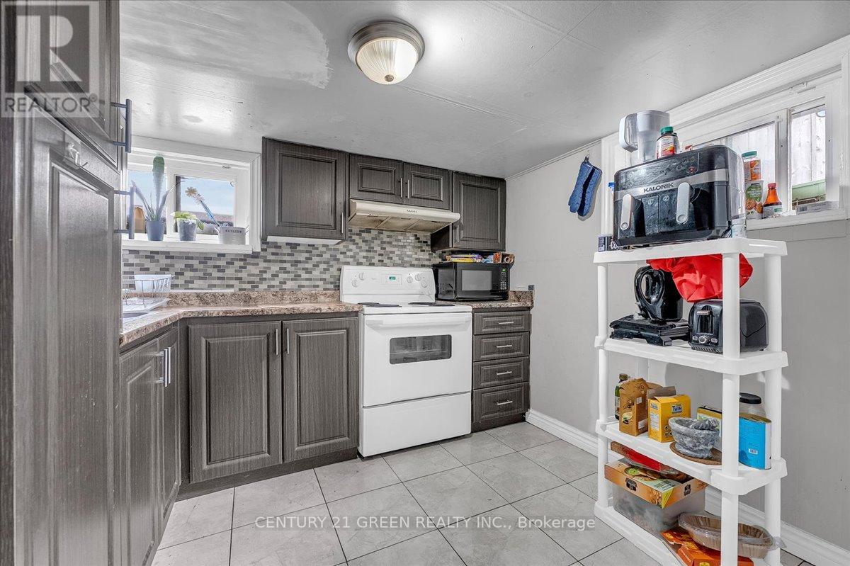 32 Beech Street, Brampton, Ontario L6V 1V1 - Photo 33 - W12929048