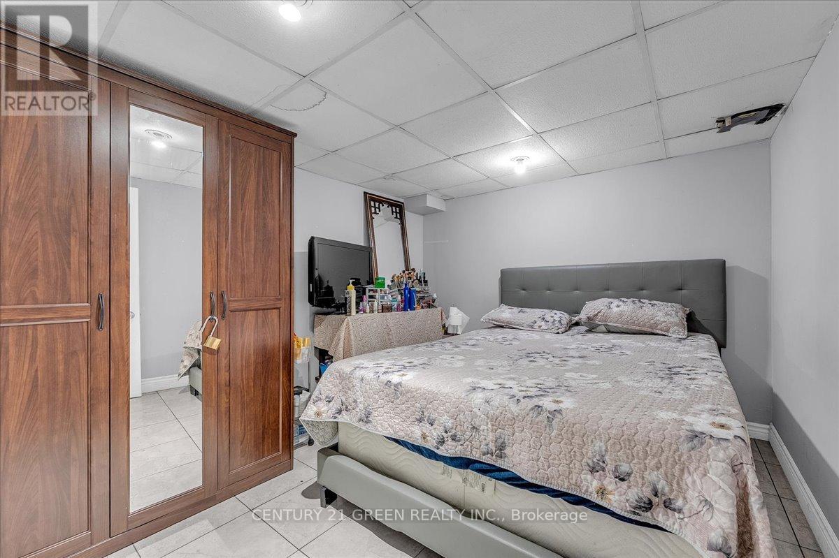 32 Beech Street, Brampton, Ontario L6V 1V1 - Photo 37 - W12929048