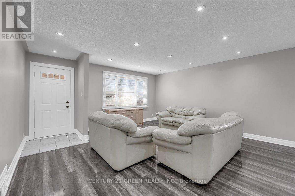 32 Beech Street, Brampton, Ontario L6V 1V1 - Photo 4 - W12929048