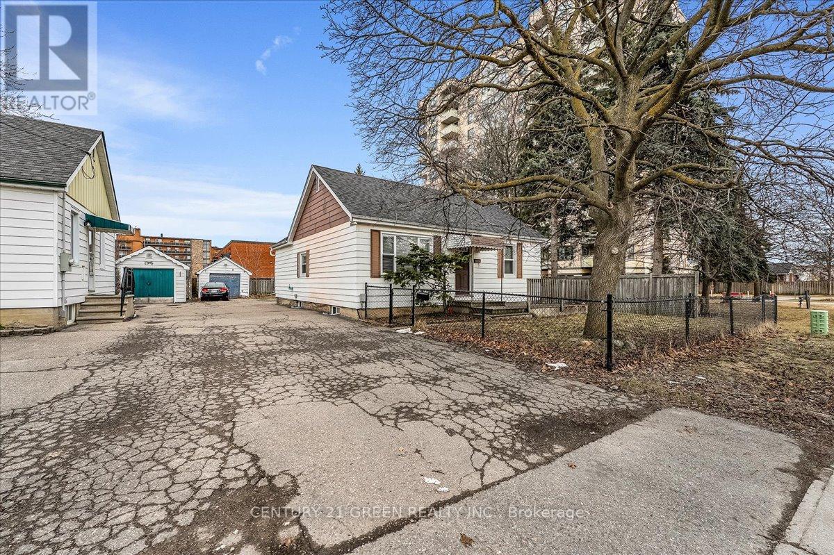 32 Beech Street, Brampton, Ontario L6V 1V1 - Photo 41 - W12929048