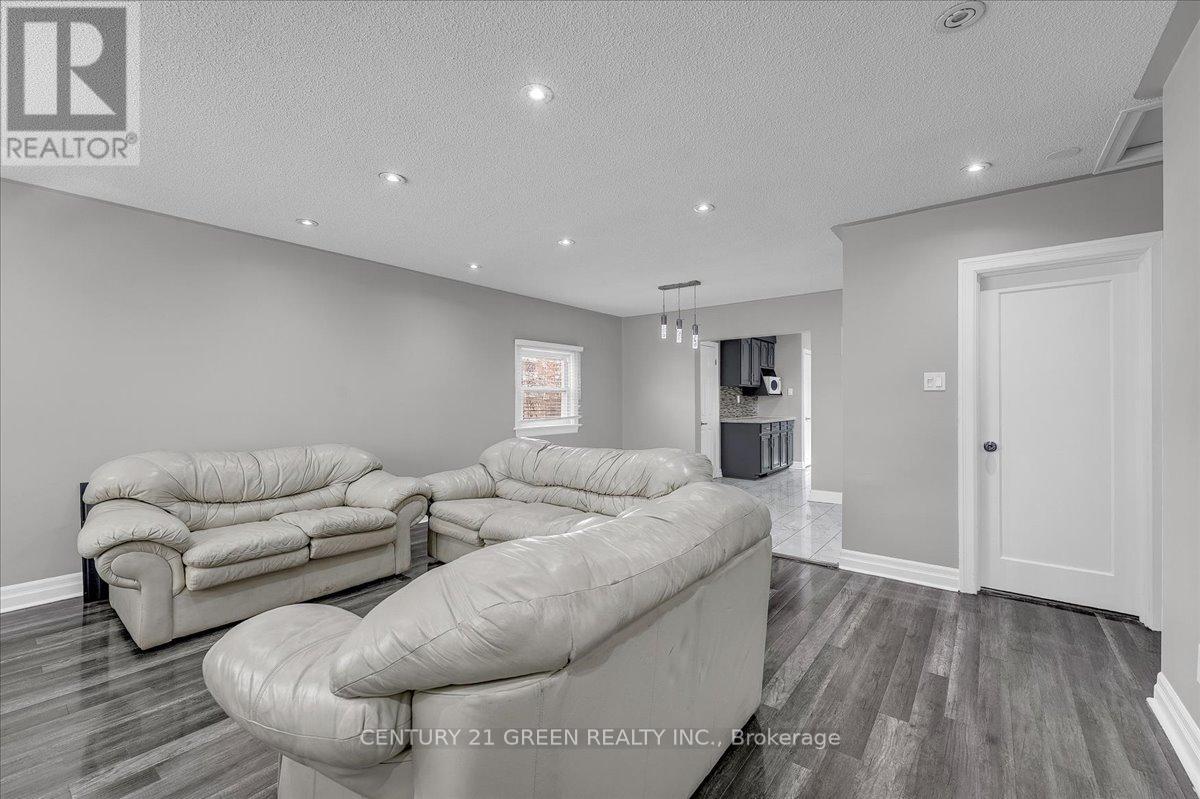 32 Beech Street, Brampton, Ontario L6V 1V1 - Photo 5 - W12929048