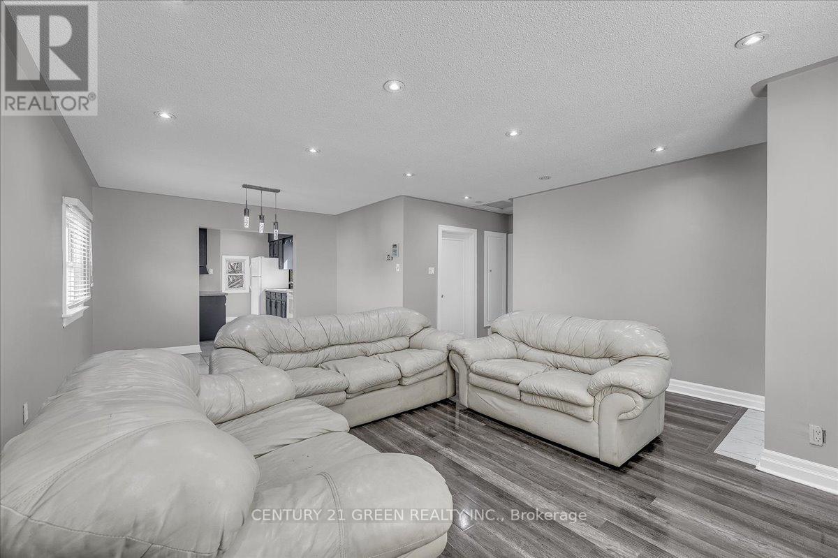 32 Beech Street, Brampton, Ontario L6V 1V1 - Photo 6 - W12929048