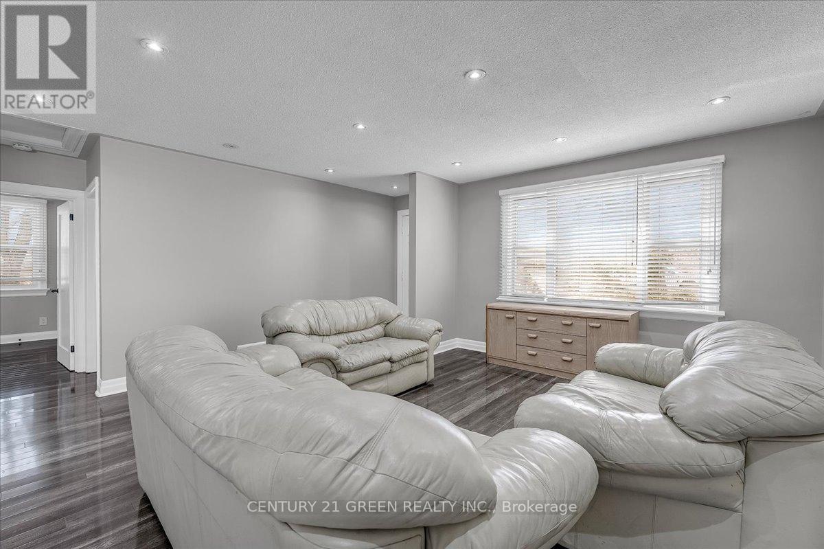 32 Beech Street, Brampton, Ontario L6V 1V1 - Photo 7 - W12929048