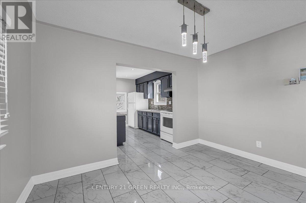 32 Beech Street, Brampton, Ontario L6V 1V1 - Photo 8 - W12929048