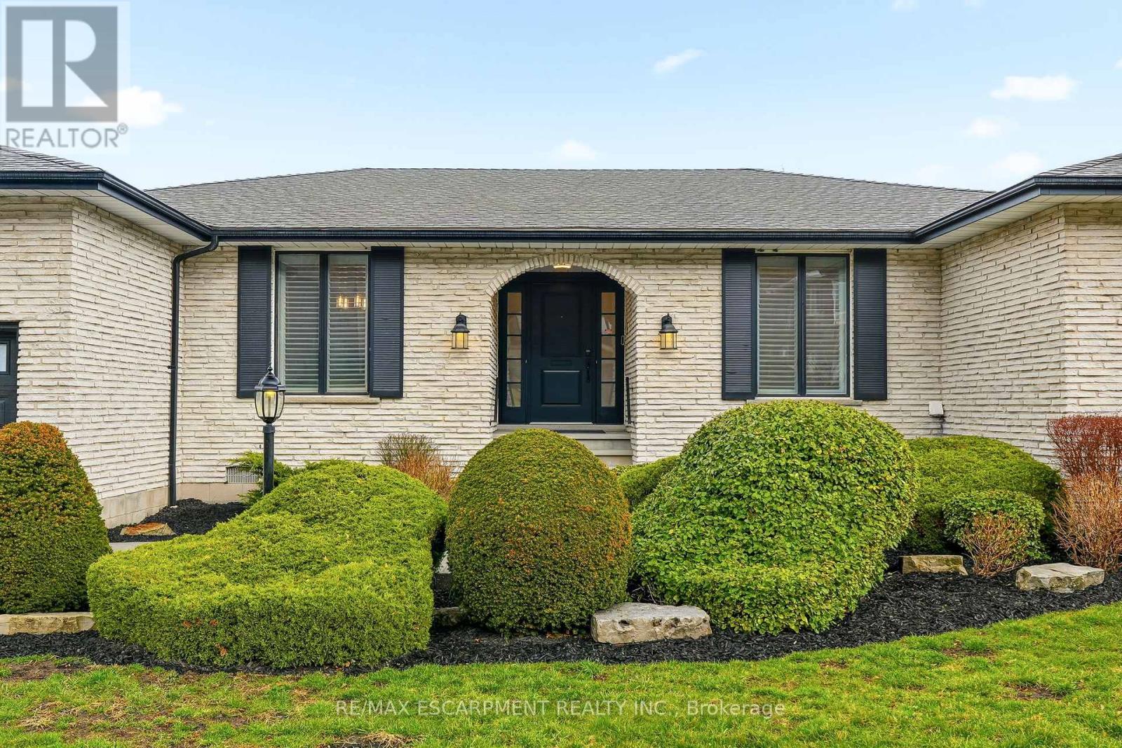 43 Maple Drive, Hamilton, Ontario  L8G 3C4 - Photo 2 - X12928790