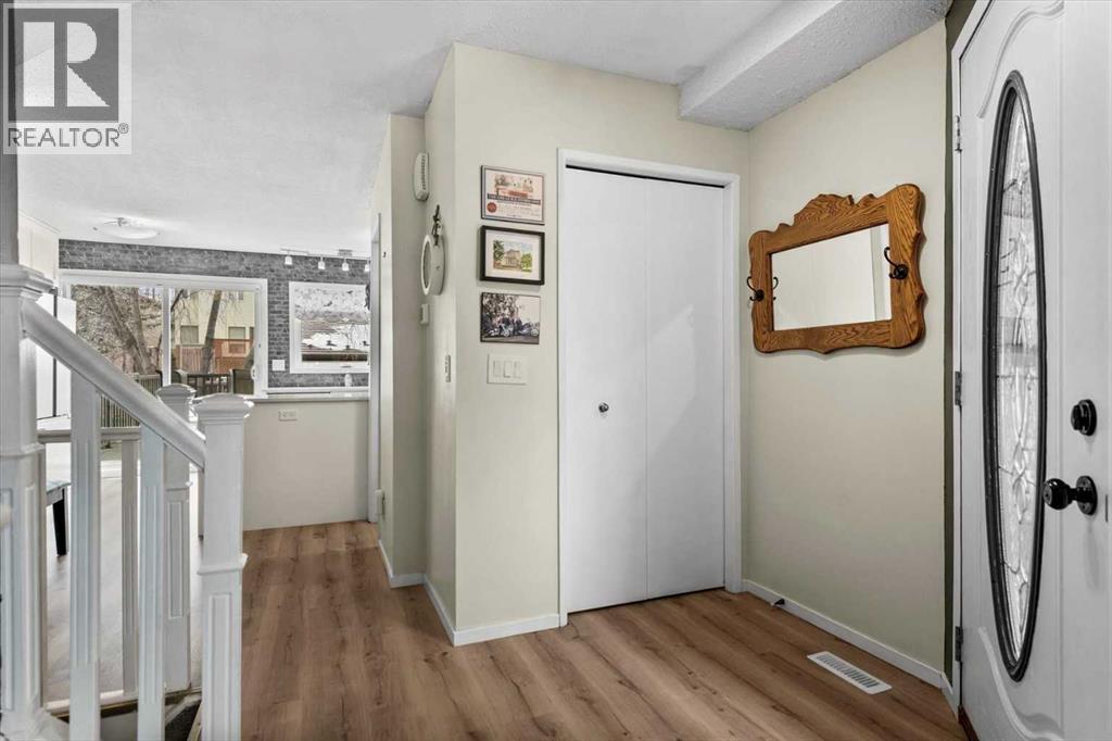 1399 Berkley Drive Nw, Calgary, Alberta  T3K 1T5 - Photo 5 - A2284801