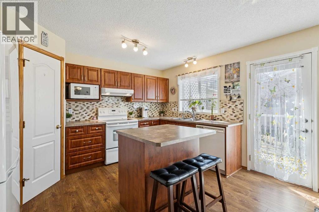 37 Somervale Close Sw, Calgary, Alberta  T2Y 3L4 - Photo 5 - A2293910