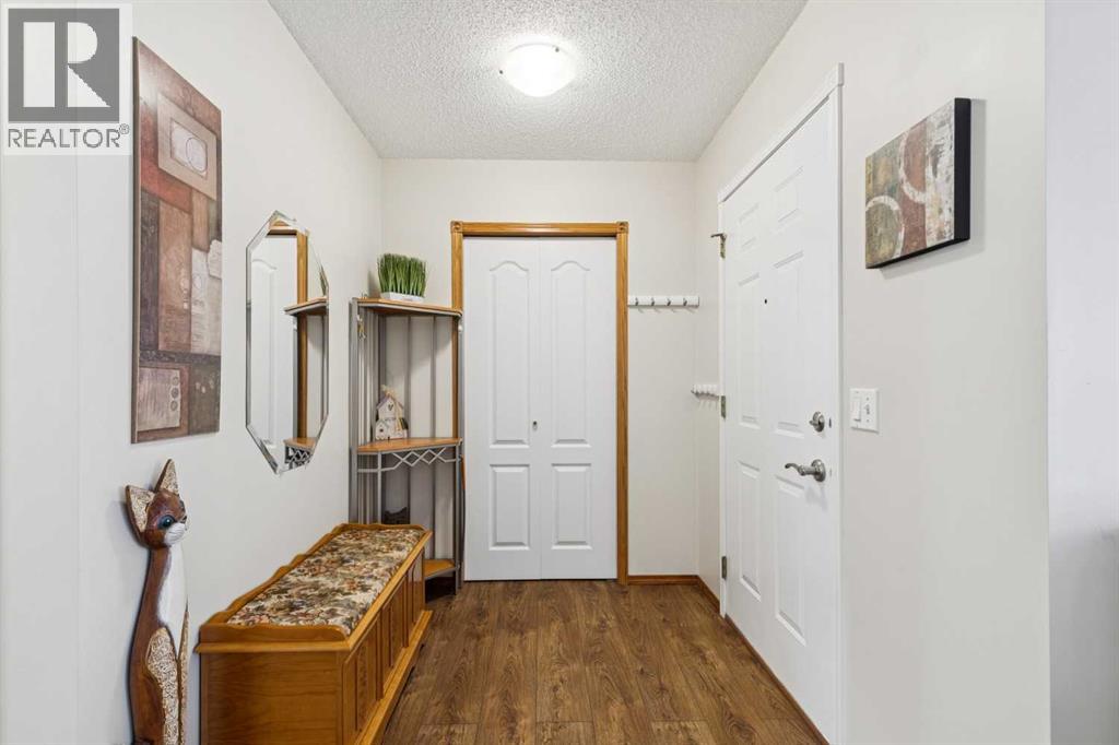 37 Somervale Close Sw, Calgary, Alberta  T2Y 3L4 - Photo 2 - A2293910