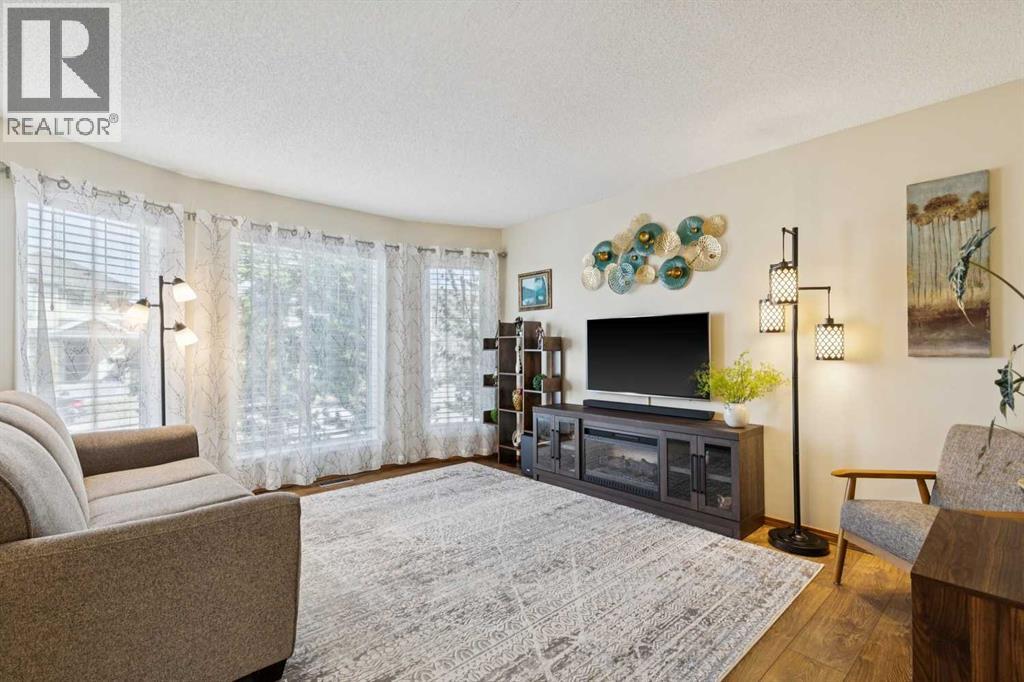 37 Somervale Close Sw, Calgary, Alberta  T2Y 3L4 - Photo 3 - A2293910